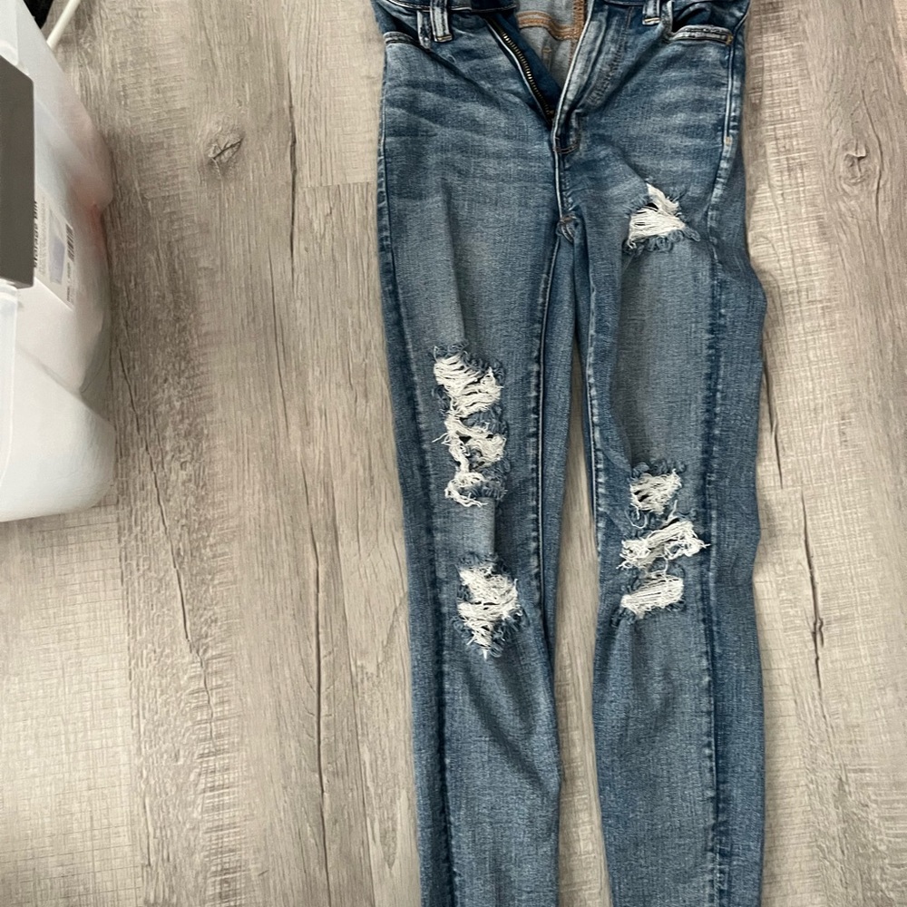American Eagle ripped dark wash skinny jeans- 00